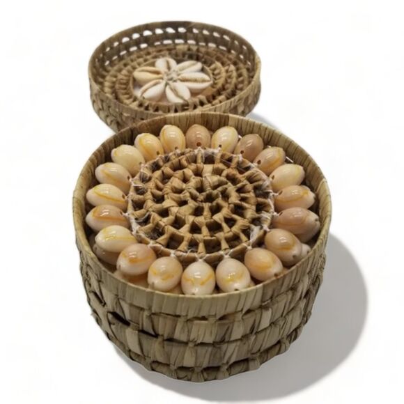 Coasters Rattan Straw Cowrie Shelled Round Box Basket 4 Set Coffee Drinks - Picture 2 of 8